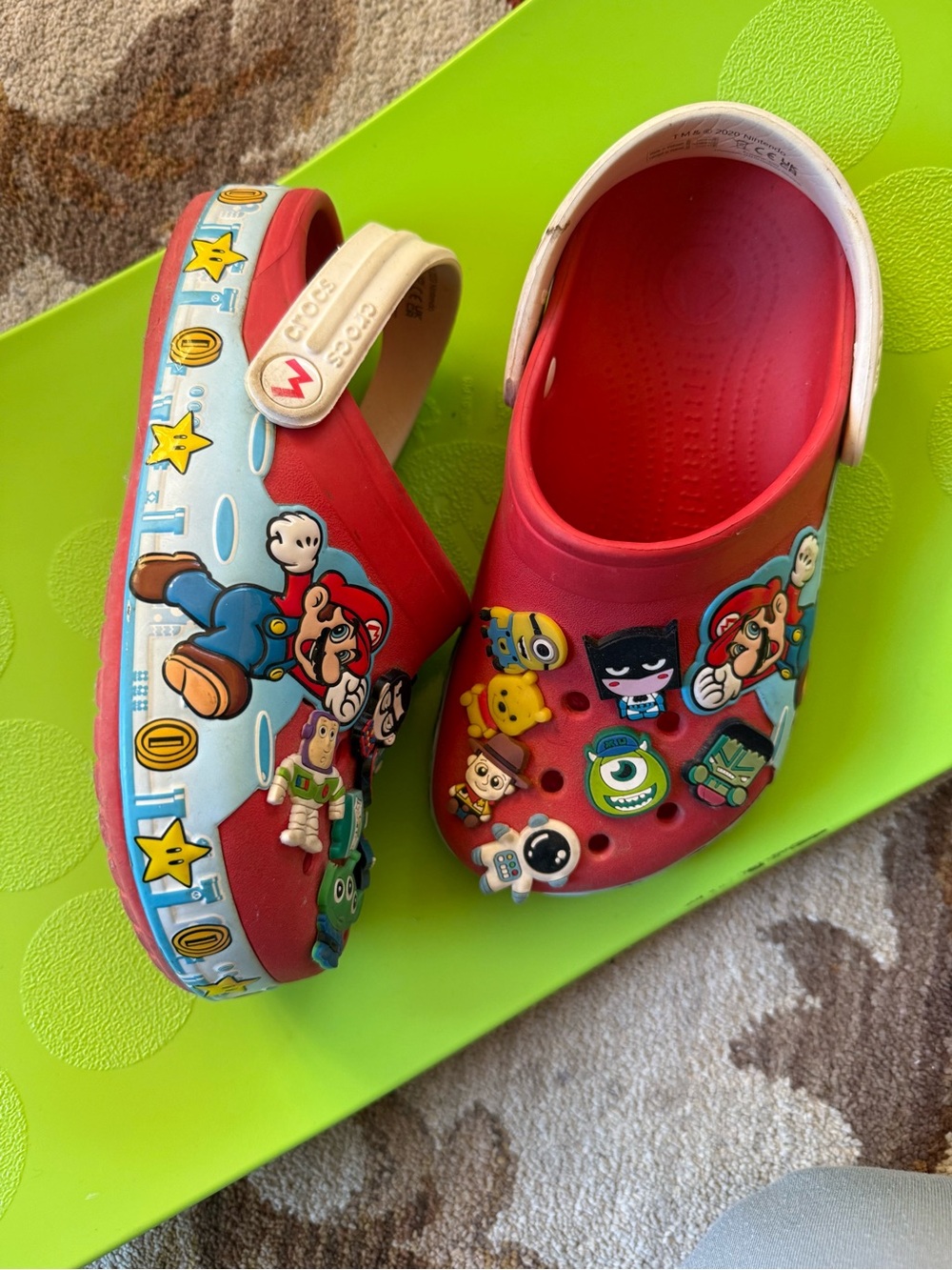 Crocs Kids' Red Super Mario Clog with 14 Character Jibbitz Size J 3